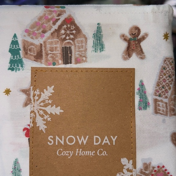 2024 Christmas Holiday gingerbread house and man standard 2 pillowcases  - Picture 6 of 6